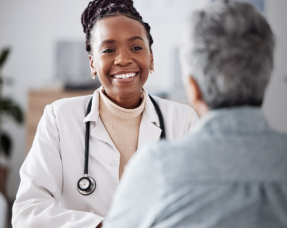 Patient parlant à un professionnel de santé